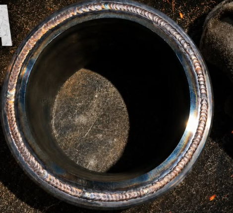 Detalhe do cordão de solda TIG em anel metálico com acabamento uniforme